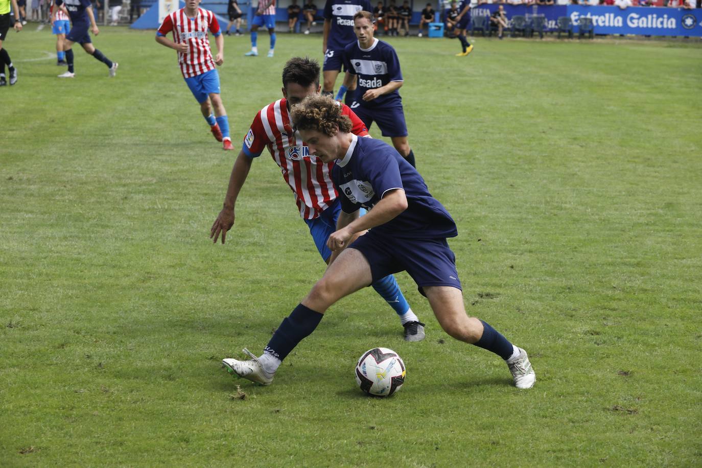 Fotos: La afición rojiblanca se vuelca con el Sporting en Luanco