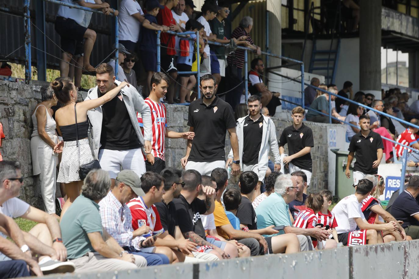 Fotos: La afición rojiblanca se vuelca con el Sporting en Luanco