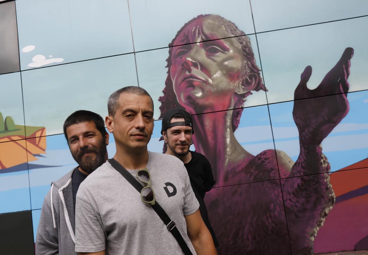 Autores. José Vega (Dask), Raúl Gil (Niño) y Alberto Iglesias (13Iglesias), de delante hacia atrás, junto a 'La lloca' del mural externo del pabellón de Gijón.