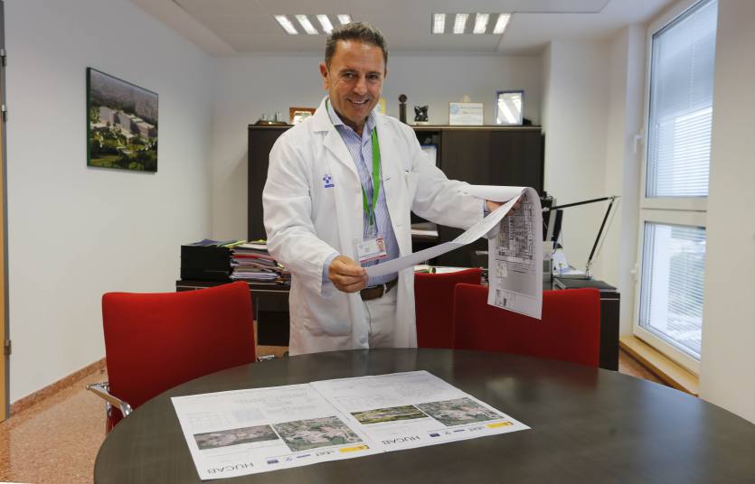 Manuel Bayona, en su despacho del Hospital Universitario de Cabueñes, con los planos de la primera fase de las obras de ampliación. 