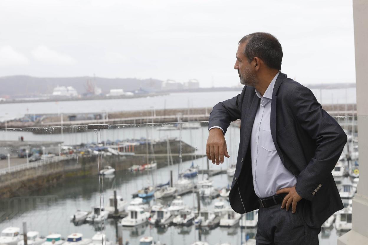 El secretario general, en la azotea de la sede del periódico. 