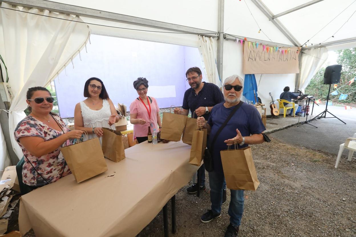 Las celebraciones comenzaron con la tradicional entrega del bollo y el vino. 