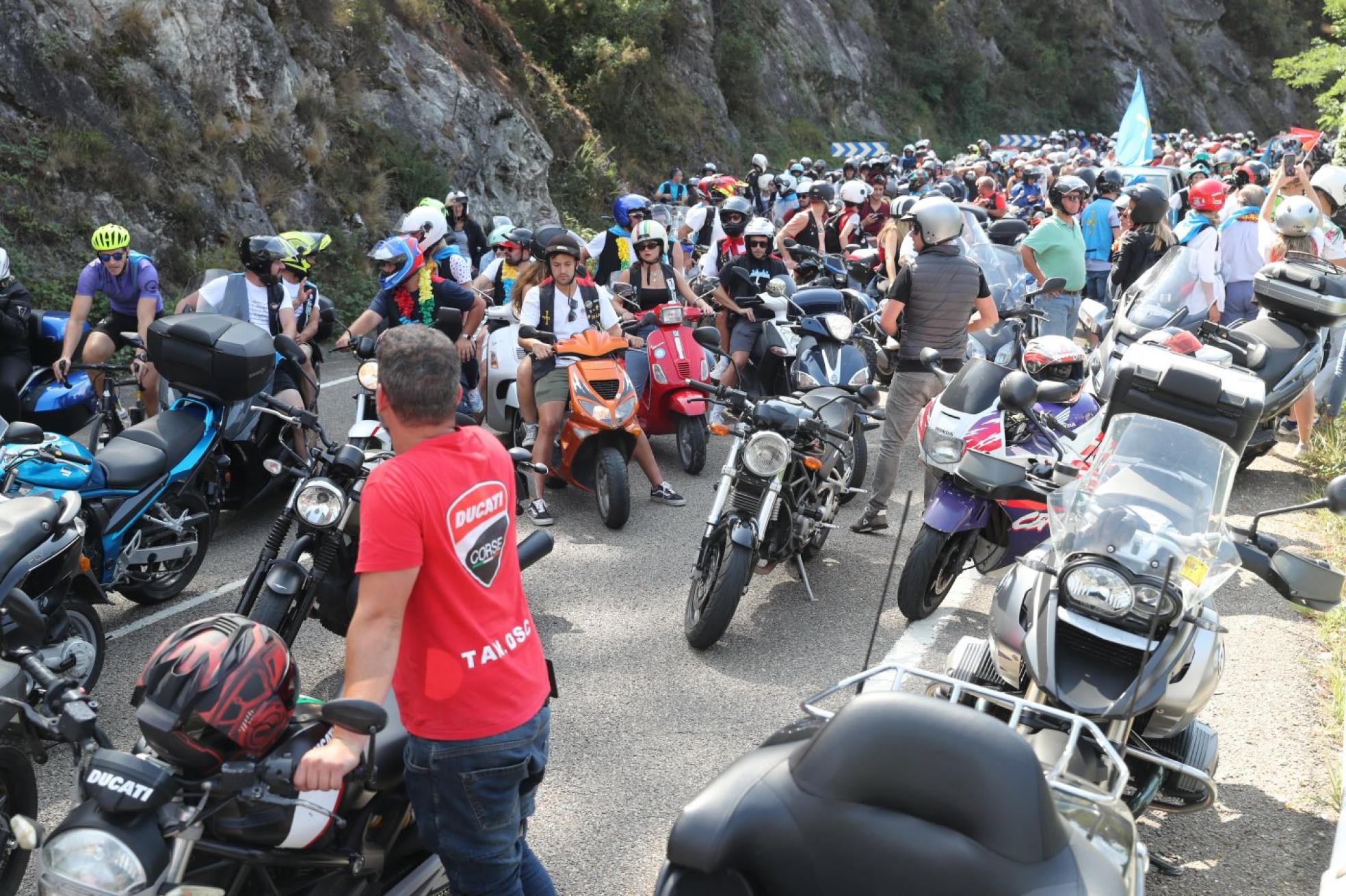 Desde el tren se podía ver la carretera, abarrotada de motos para seguir el Descenso. 