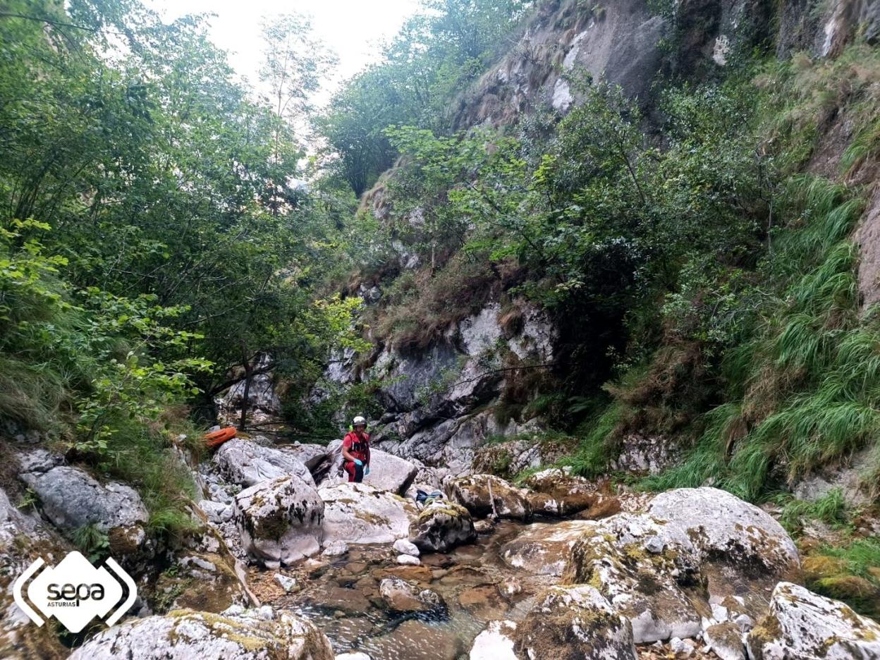 Efectivos de emergencias, en la zona de la Canal del Texu donde el pasado martes falleció un hombre. 