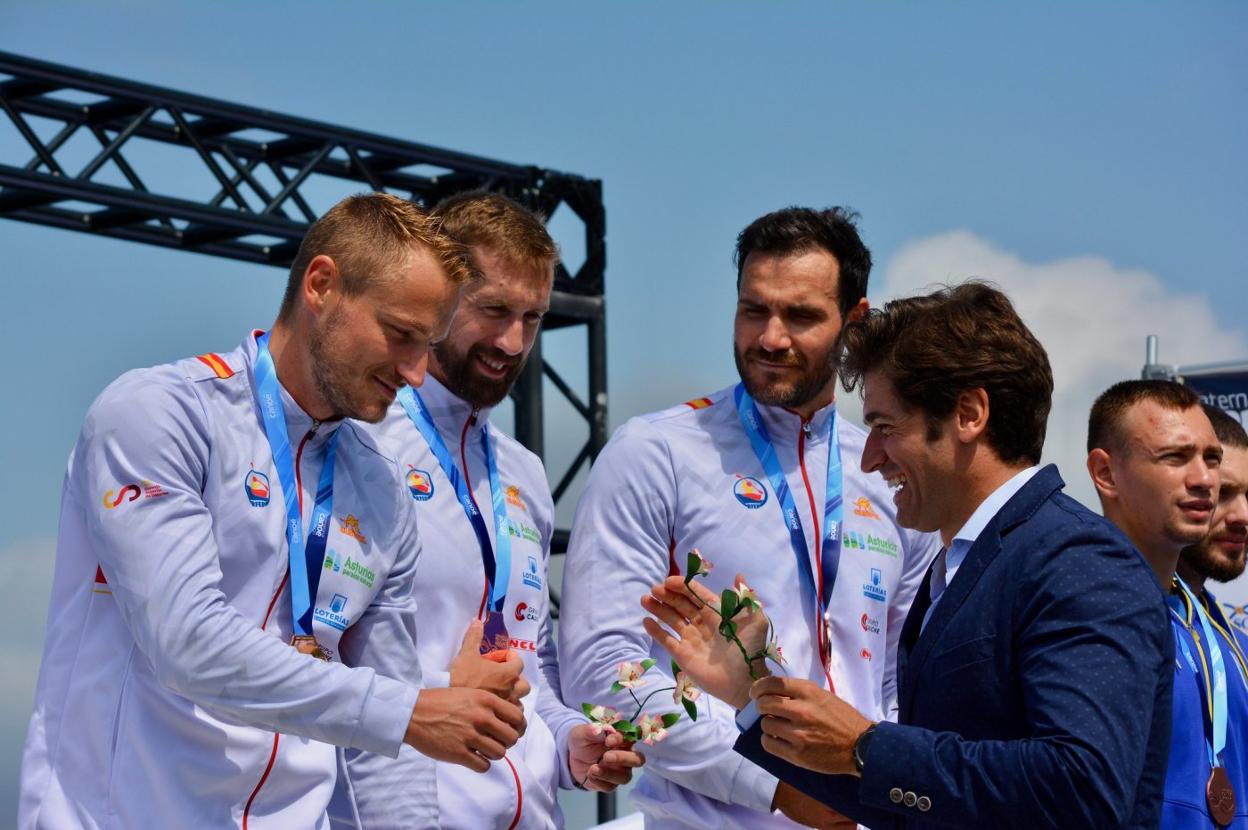 El asturiano Javier Hernanz, presidente de la Federación Española, felicita por el oro a Marcus Cooper, Carlos Arévalo y Saúl Craviotto. 