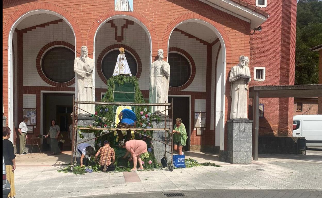 Blimea engalana con un manto floral a la Virgen de las Nieves