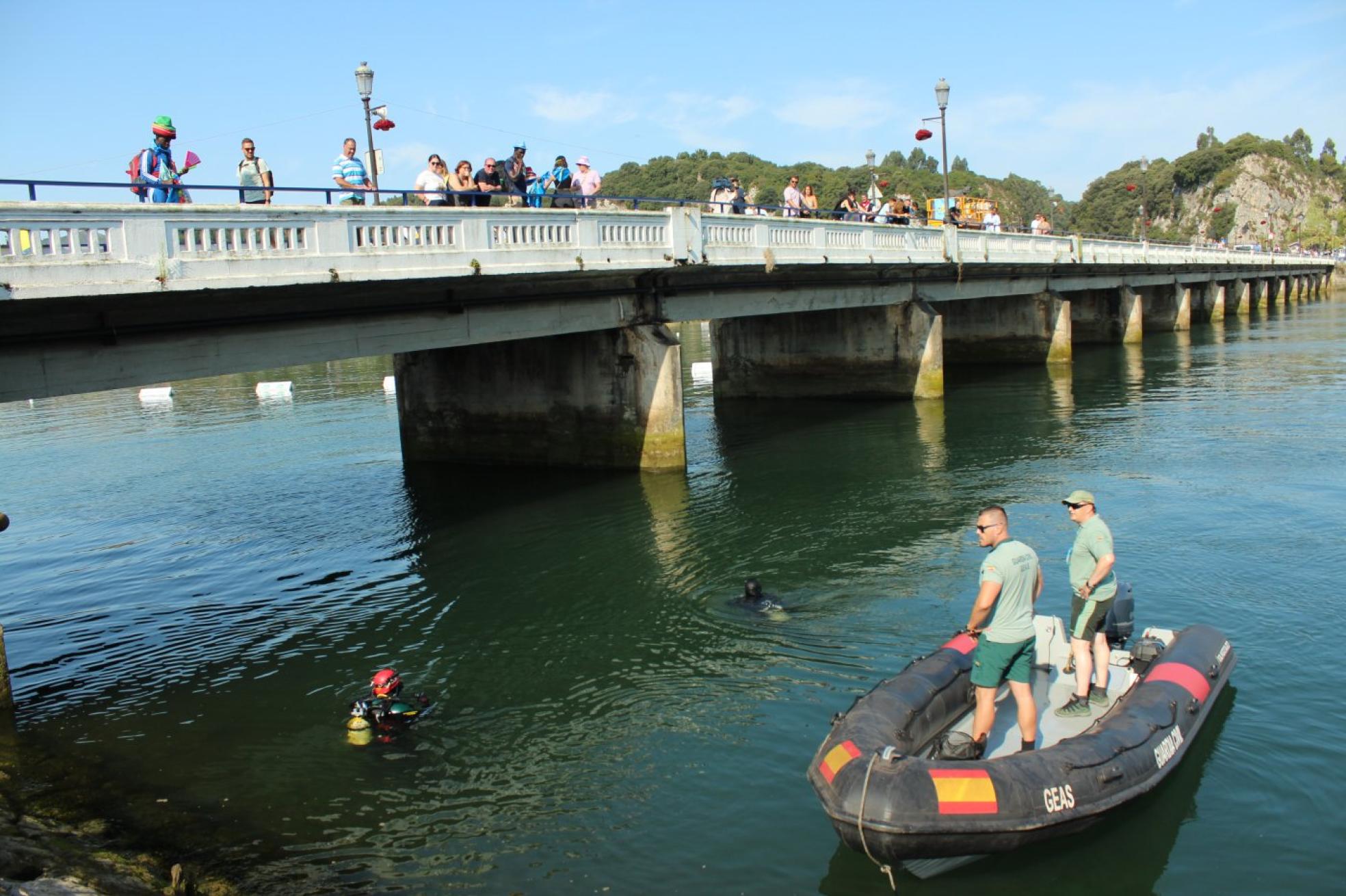 Inspección de la meta.Agentes del GEAS revisaron una a una las pilastras en busca de explosivos. 