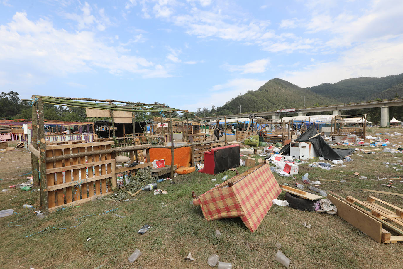 Fotos: El día después del Xiringüelu: &#039;tesoros&#039; para la estufa y 44 toneladas de basura