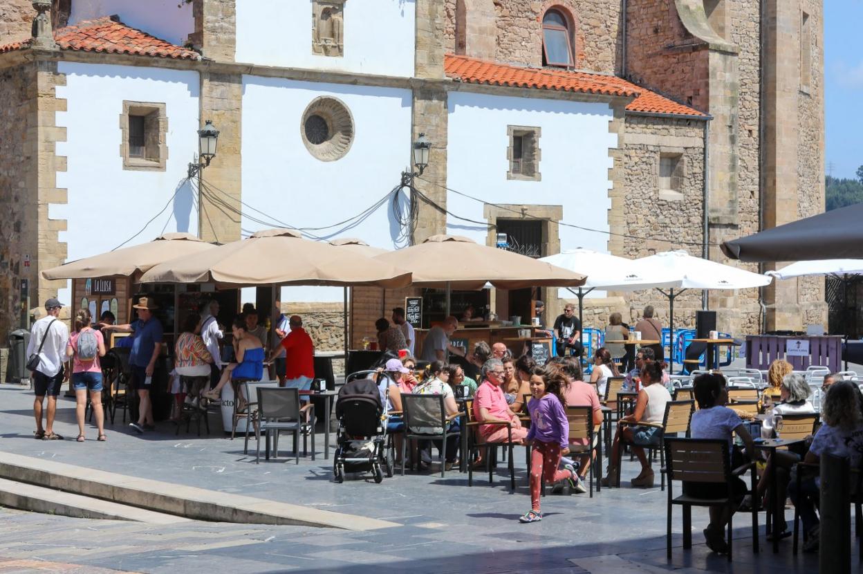 Ambiente ayer a mediodía en las casetas ubicadas en la plaza de Carlos Lobo. 