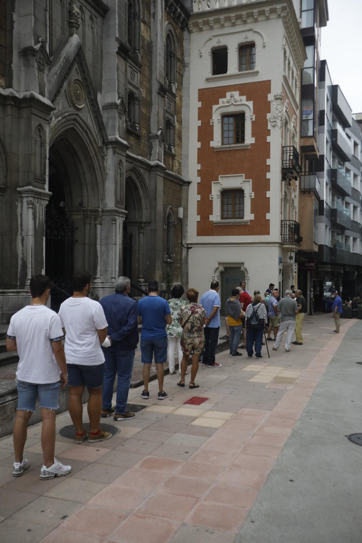 Colas en los primeros días de la campaña de abonados. 