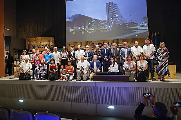 Foto de familia con todos los premiados por el Centro Asturiano de Madrid en el salón de actos del Luis Adaro.