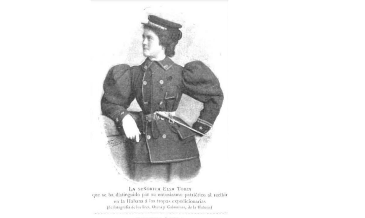 Tobin, vestida con un uniforme militar adaptado a la moda femenina.