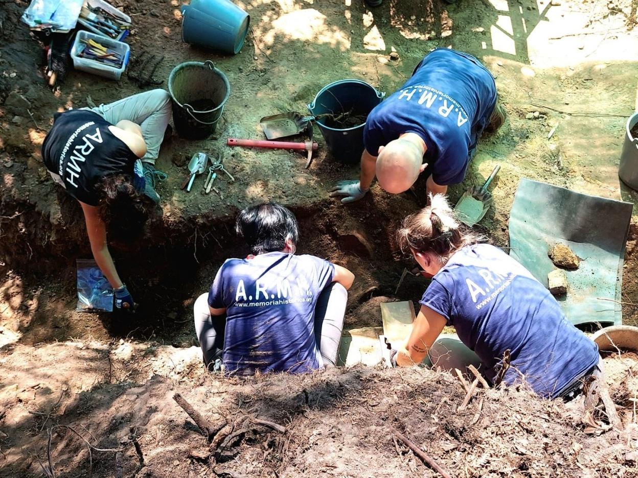 p Voluntarios. Diez personas trabajan estos días en la fosa de La Graba. 