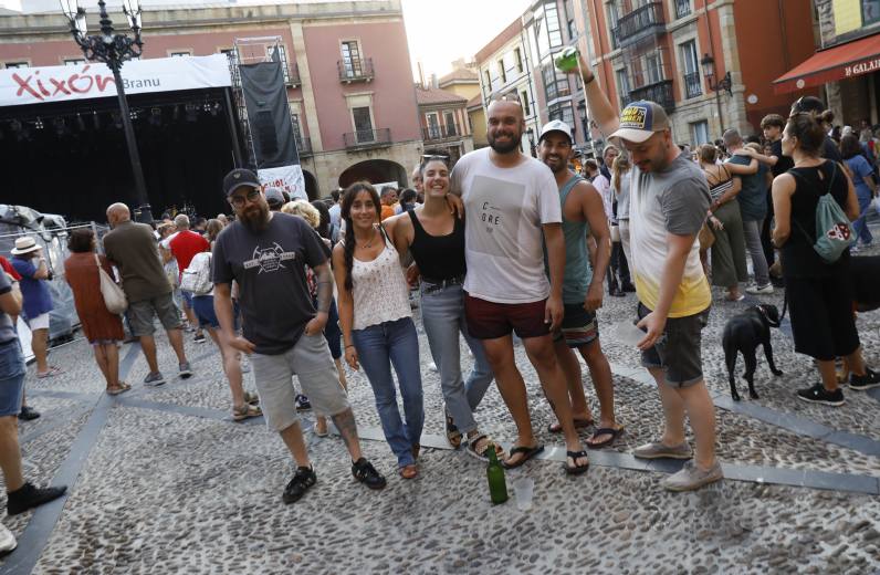 Sidra. Los gijoneses Ricardo Álvarez, Soraya Antúnez, Marta Barredo, Pablo García, Saúl Andrés y Cristian Rodríguez, disfrutando de la Semana Grande en la plaza Mayor. josé simal