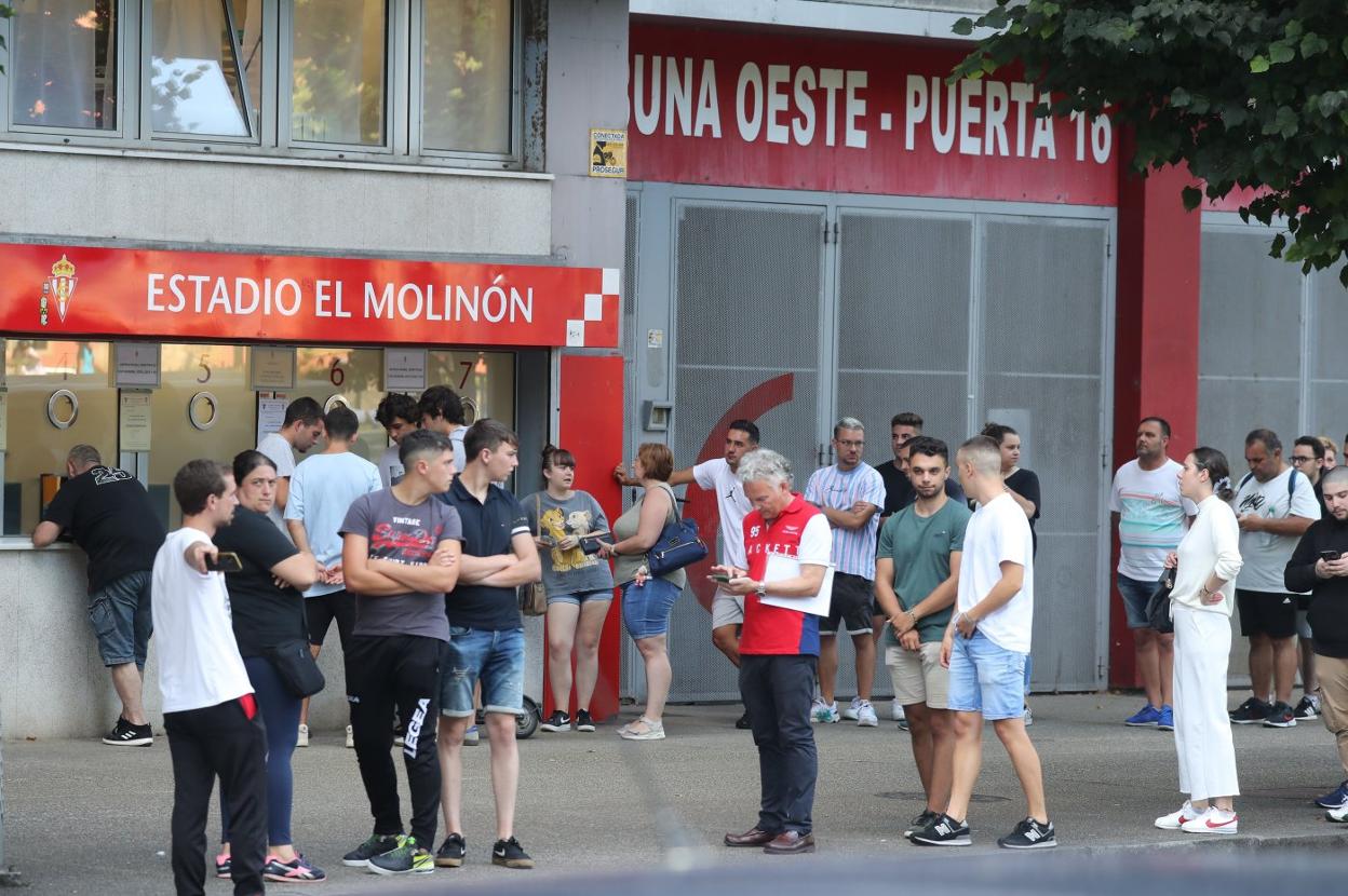 Buena parte de la mañana se formaron dos colas en El Molinón entre los seguidores que sacaban las entradas para Miranda y aquellos que iban a sacar el abono para la próxima temporada. 