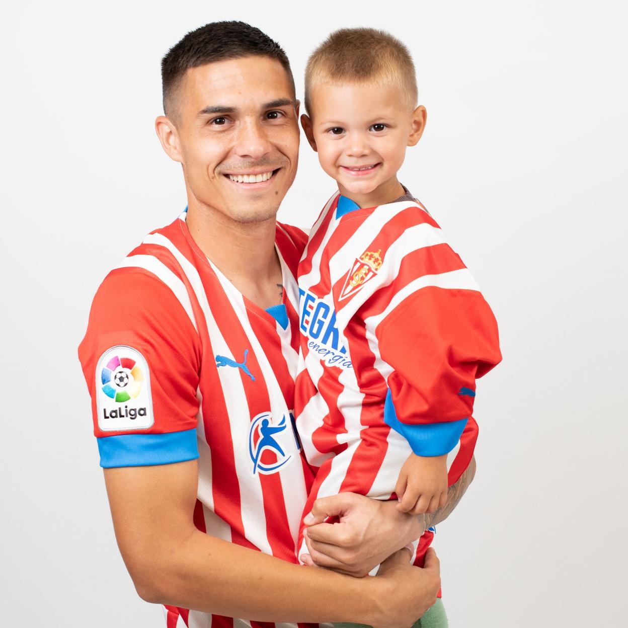 Djuka y su hijo Tadej, con la camiseta rojiblanca. 