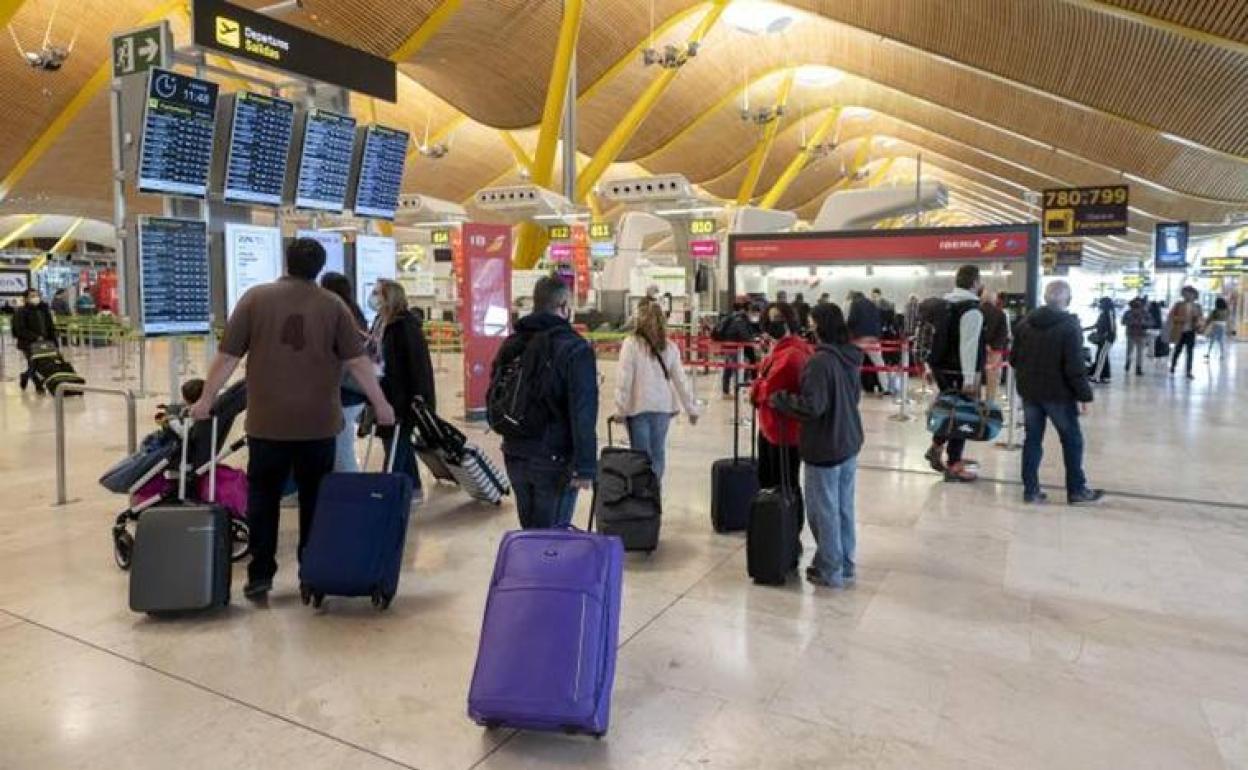 Viajeros buscan su destino en el aeropuerto de Barajas