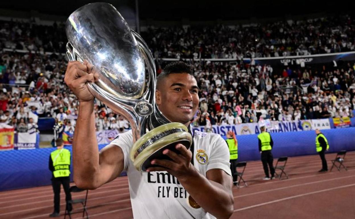 Casemiro sostiene el trofeo de la Supercopa de Europa conquistado en Helsinki. 