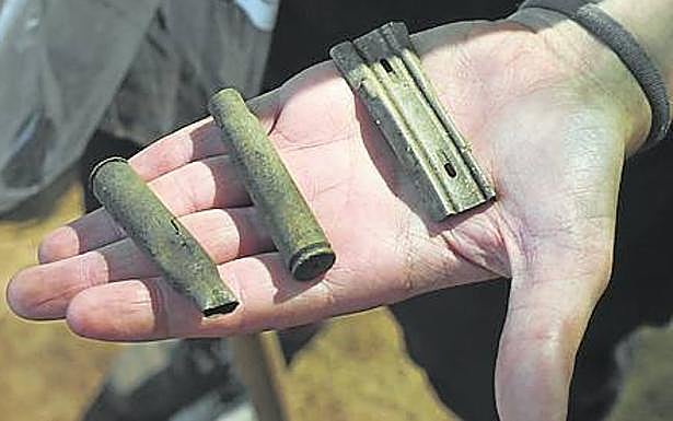 Casquillos de bala, que aparecieron junto a unas gafas, peines o calzado.