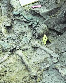 Imagen secundaria 2 - Tristeza, una mujer, emocionada, con otros familiares; investigación, una de las voluntarias; yrestos, uno de los cuerpos encontrados.