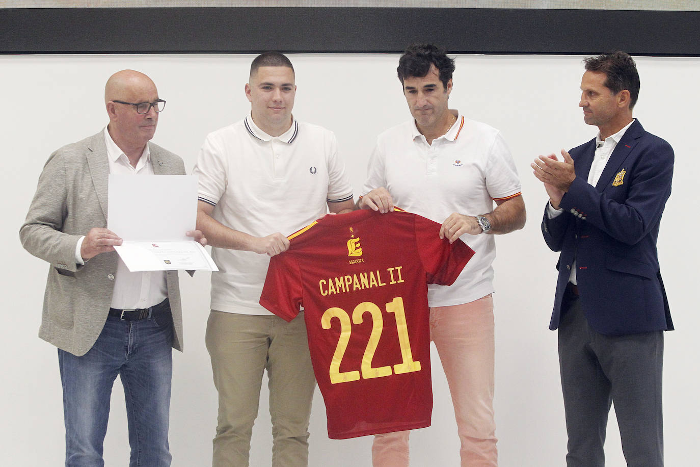 Familiares del fallecido jugador reciben la camiseta