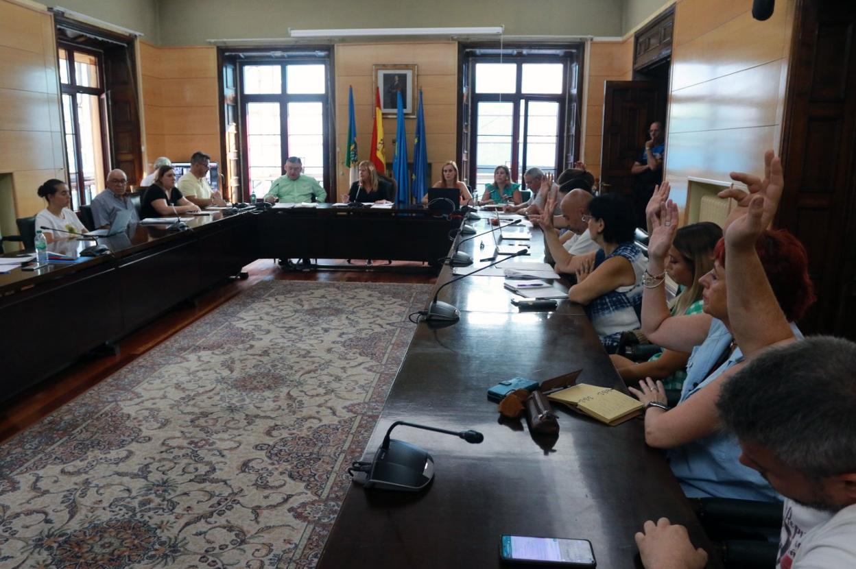 Votación en el Pleno en la que se pedía la dimisión de la alcaldesa, Carmen Arbesú. 