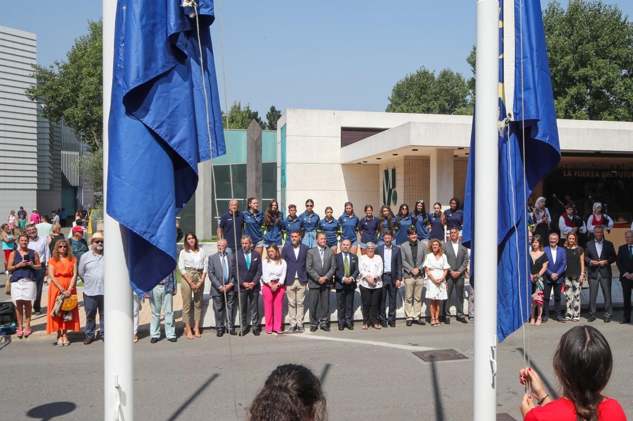Las autoridades posan tras izado de las banderas. 