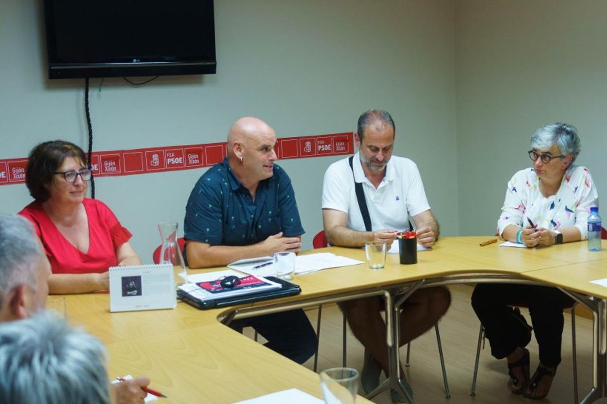 Reunión de la ejecutiva del PSOE. En el centro, de azul, Monchu García, entre Begoña Fernández y Tino Vaquero. A su lado, Ana González. 