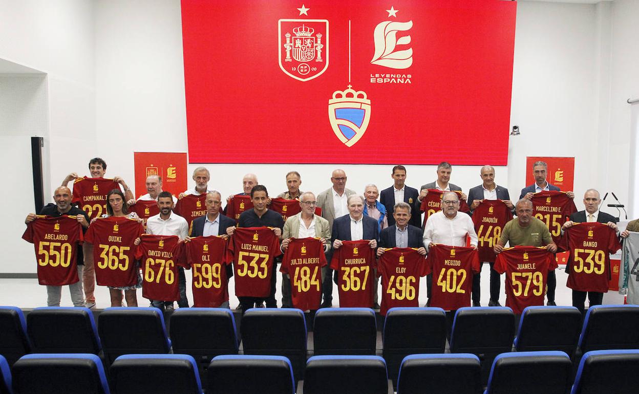 El homenaje de la Asociación de Futbolistas Internacionales y la Real Federación Española de Fútbol a los jugadores asturianos retirados que vistieron la camiseta de la Selección.