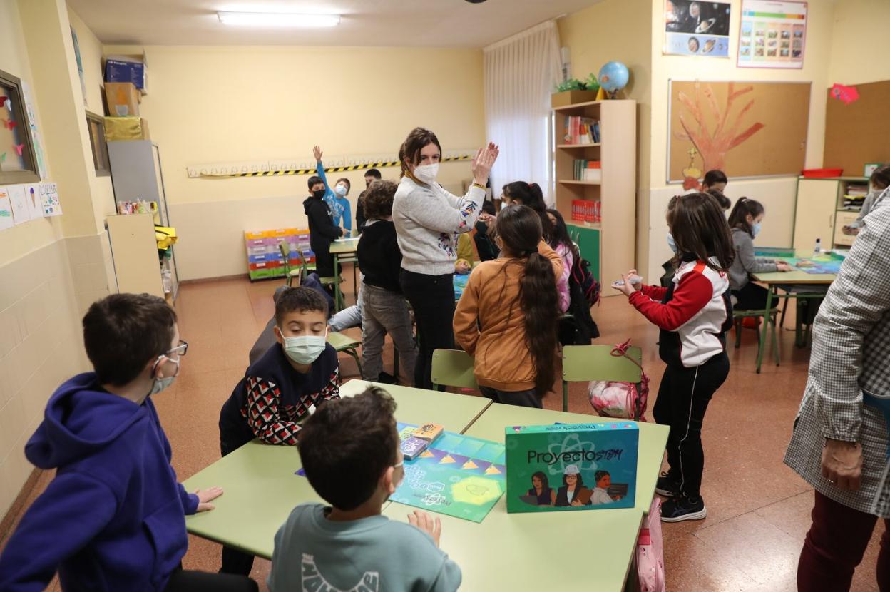 Alumnos del Colegio Miguel de Cervantes en una actividad del proyecto STEM.