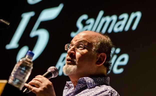 La prensa iraní aplaude el intento de asesinato contra Rushdie