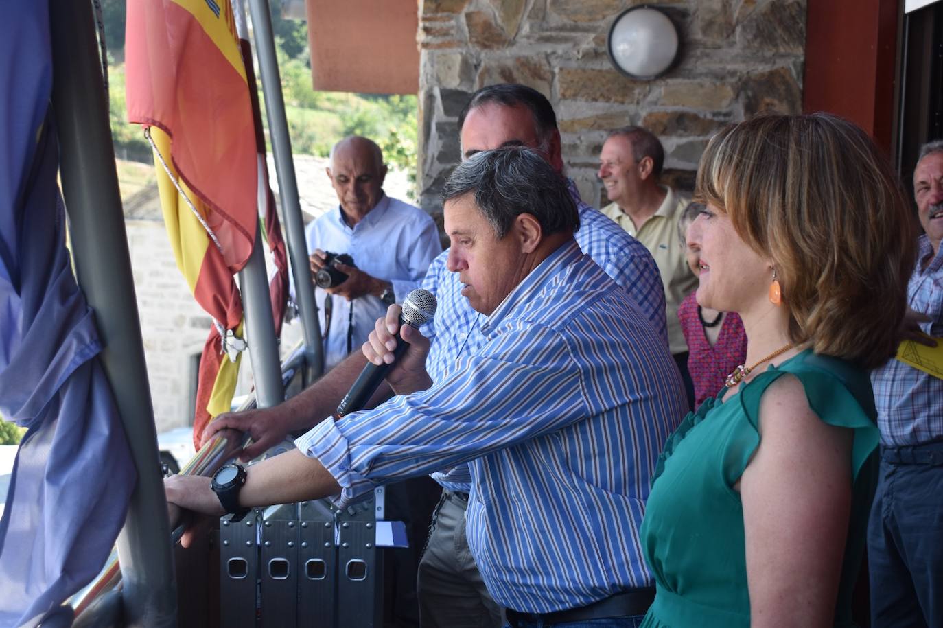 Francisco Bustelo, Hijo Predilecto de Pesoz, durante su discurso desde el ayuntamiento, 