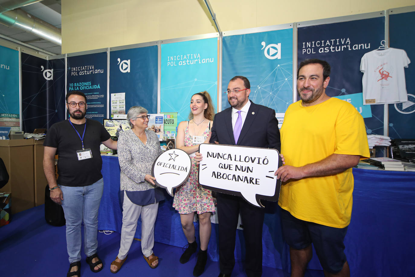 Durante su parada en el estand de Iniciativa pol Asturianu. 