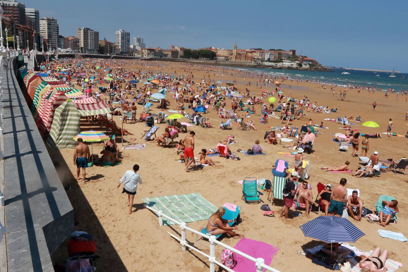 Fotos: El turismo y el buen tiempo llenan las localidades asturianas