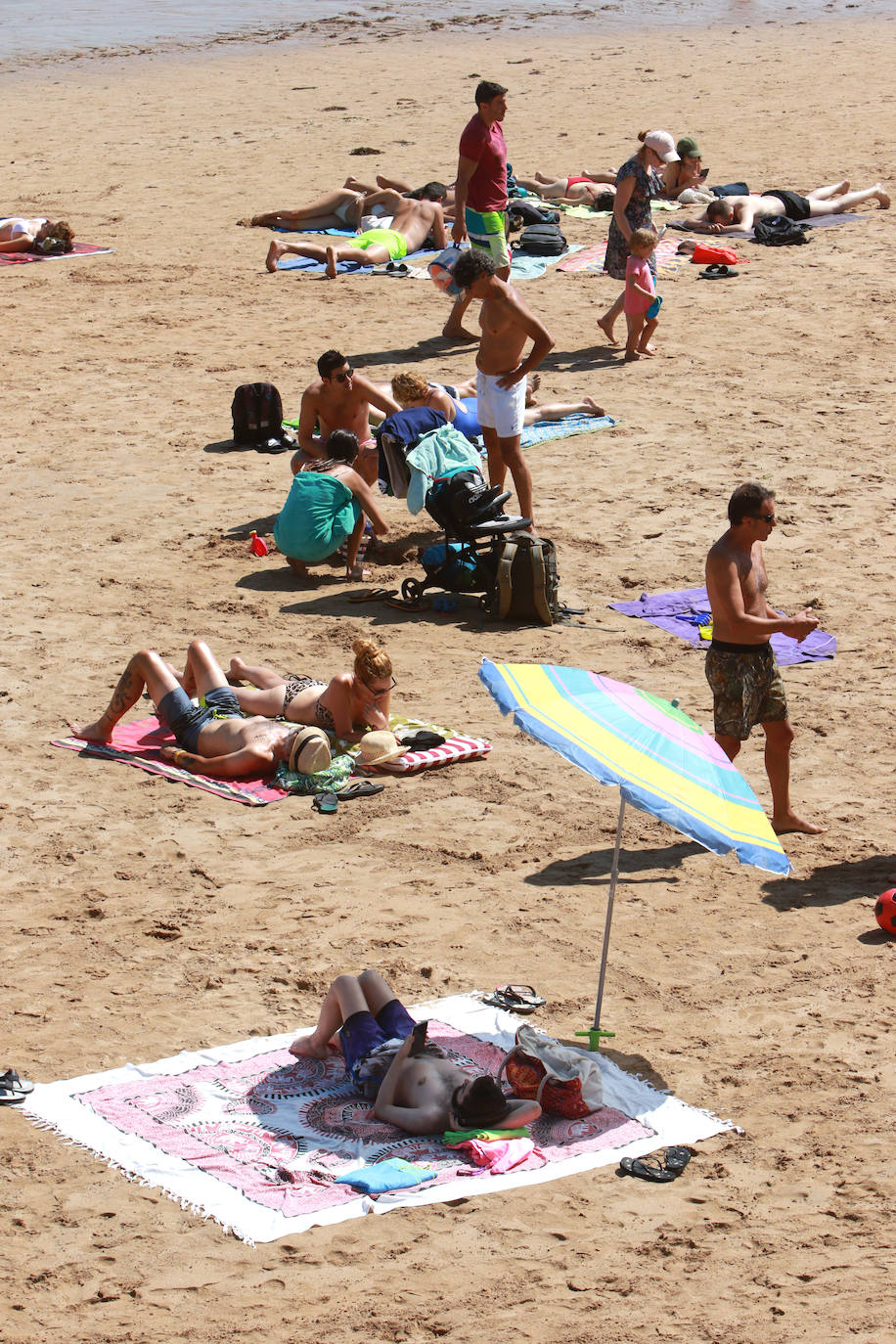 Fotos: El turismo y el buen tiempo llenan las localidades asturianas