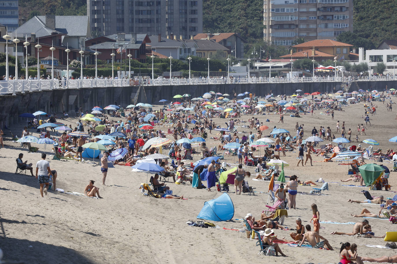 Fotos: El turismo y el buen tiempo llenan las localidades asturianas