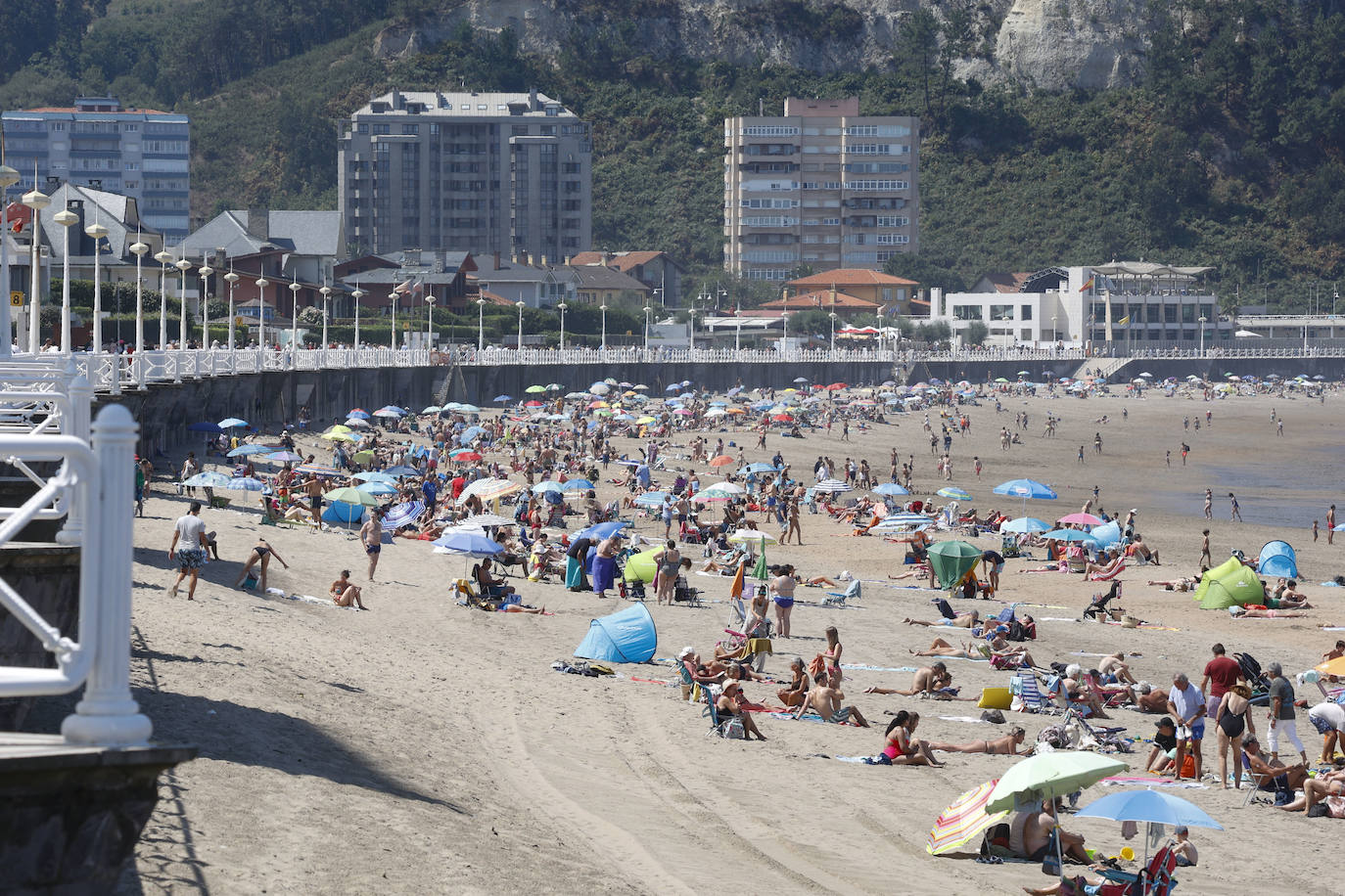 Fotos: El turismo y el buen tiempo llenan las localidades asturianas