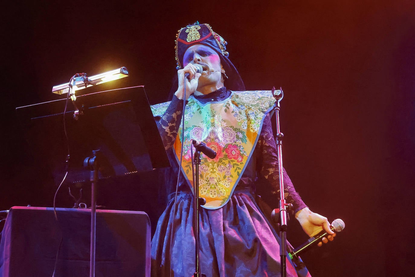 Fotos: Fiestón con zarzuela de Rodrigo Cuevas