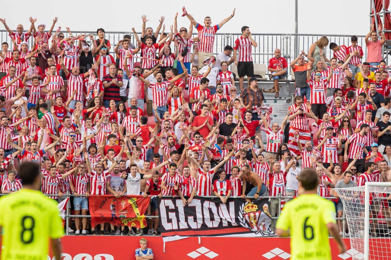 La afición rojiblanca ubicada en uno de los fondos de Anduva.