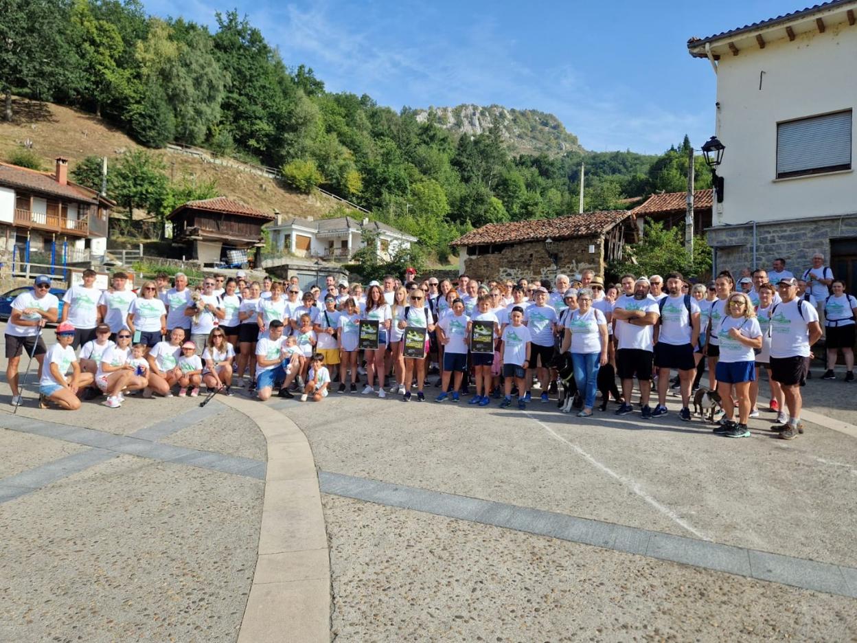 Participantes de la marcha popular, en el pueblo de Campiellos. 