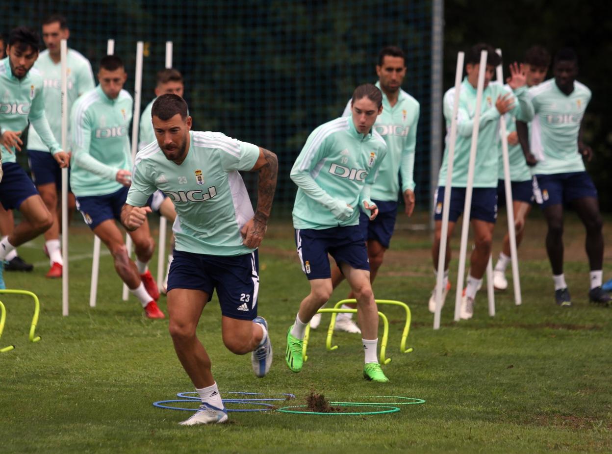 Sergi Enrich hace un ejercicio con Marcelo Flores detrás. 