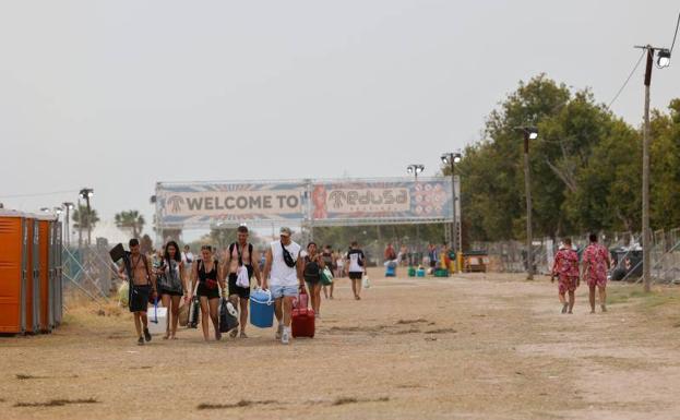 Multitud de jóvenes abandonaban la acampada en el Medusa Festival tras el accidente.