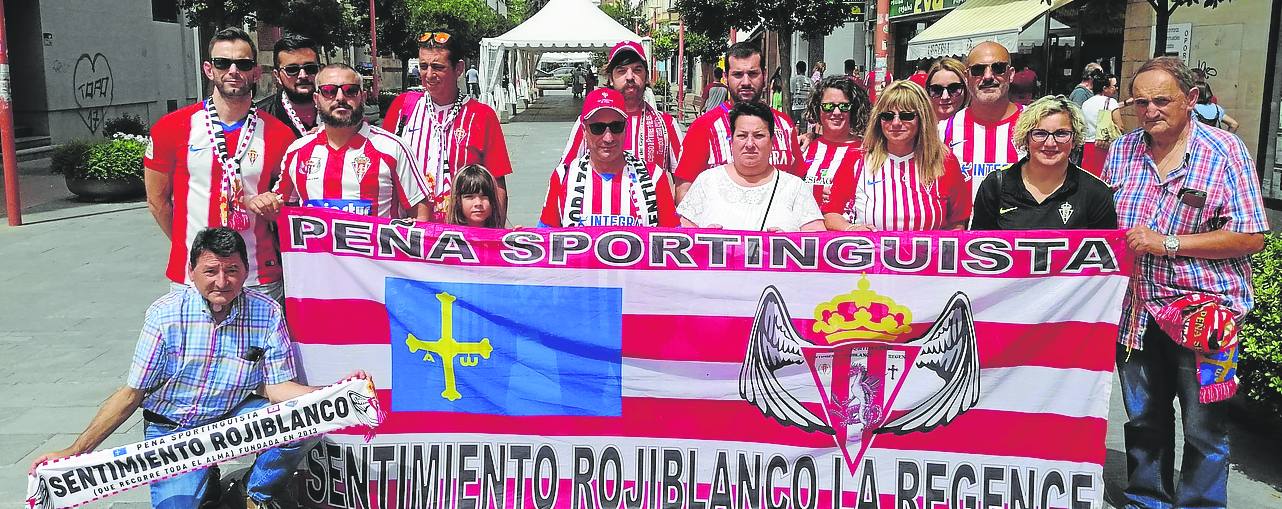 La peña Sentimiento Rojiblanco echó de menos a Xuacu Rodríguez, pero estuvo muy bien representada.