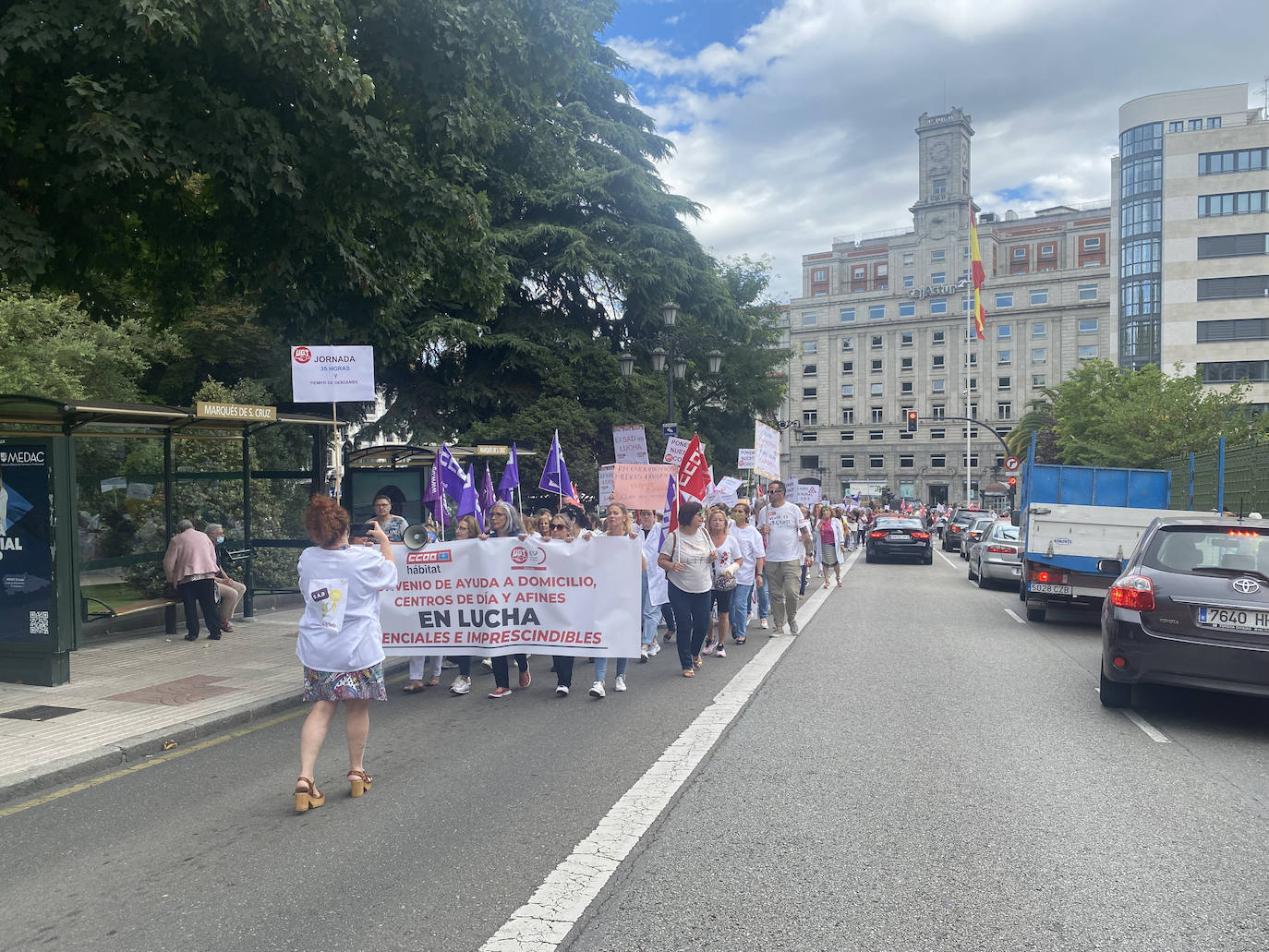 Fotos: La plantilla ayuda a domicilio toma las calles de Oviedo por un «convenio digno»