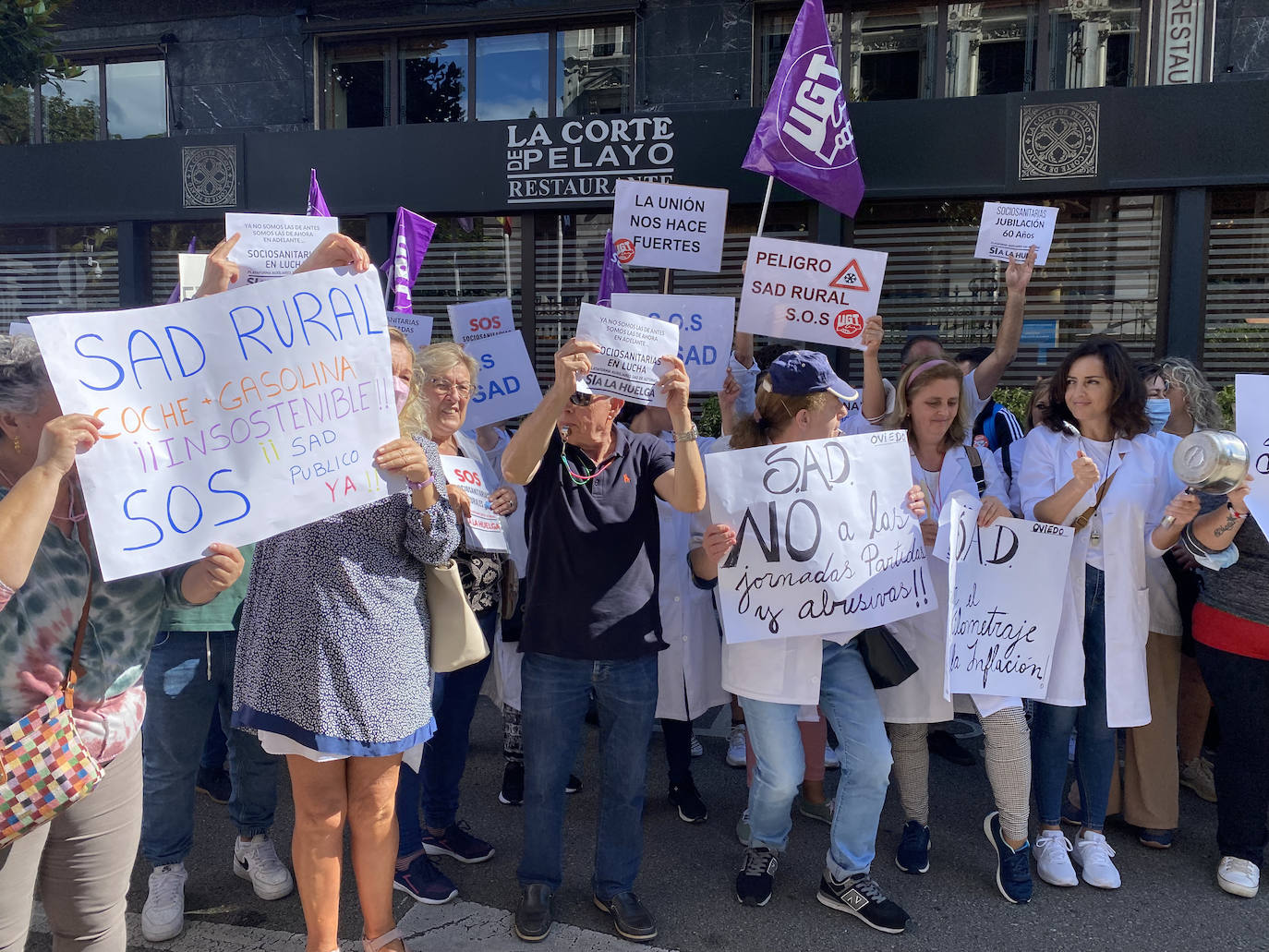 Fotos: La plantilla ayuda a domicilio toma las calles de Oviedo por un «convenio digno»