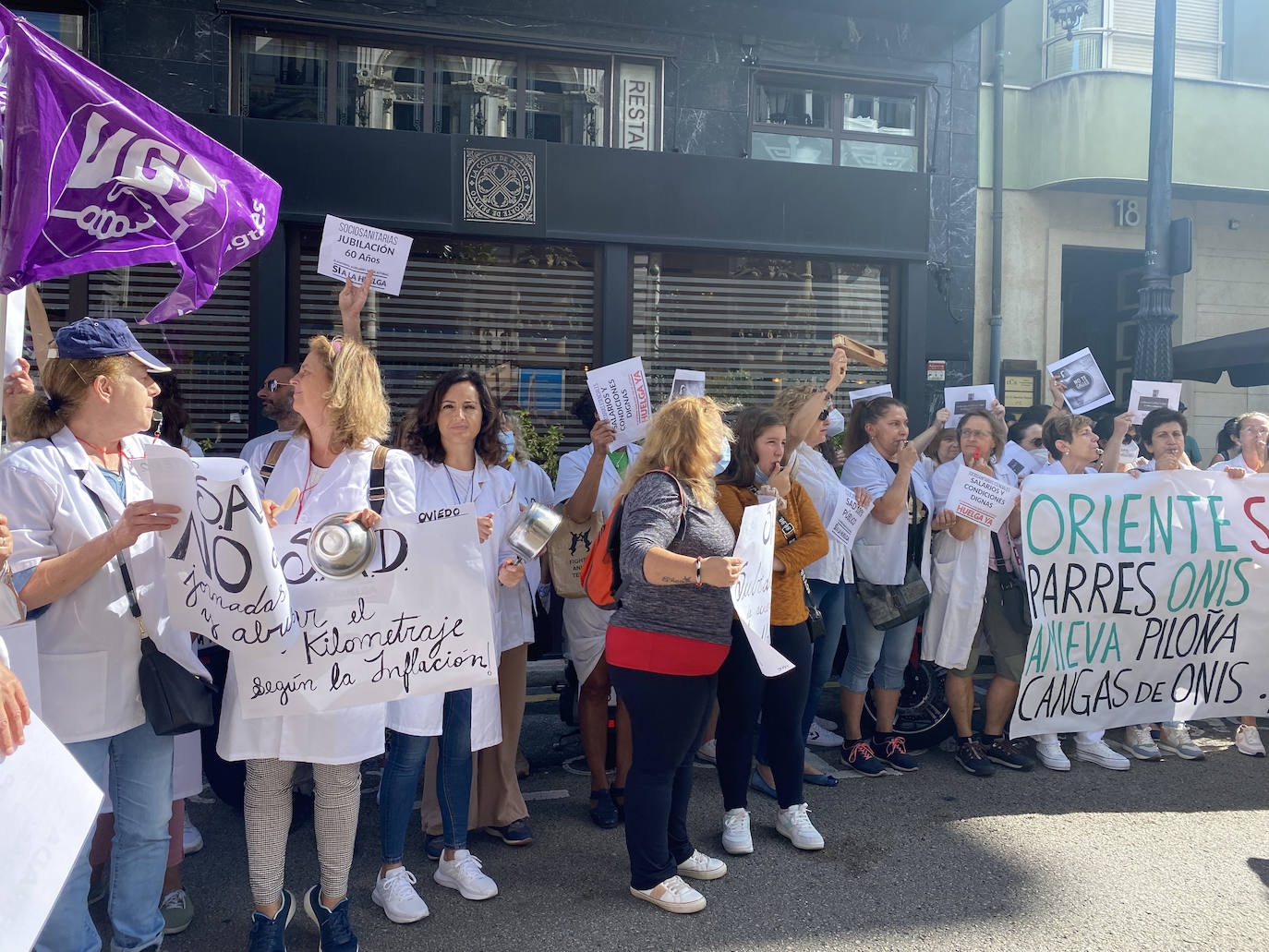 Fotos: La plantilla ayuda a domicilio toma las calles de Oviedo por un «convenio digno»