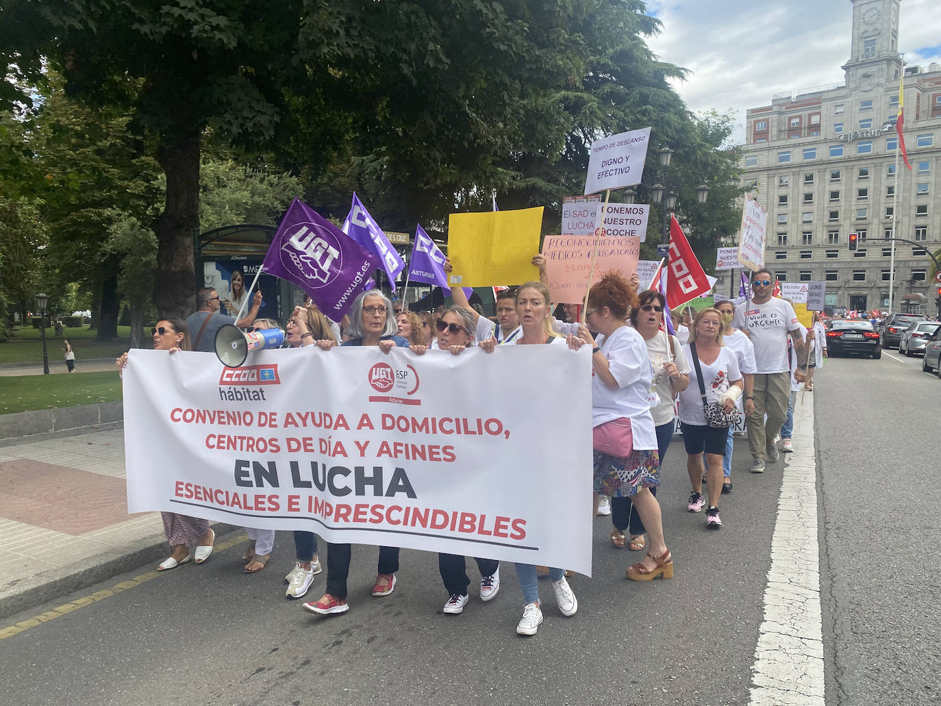 Fotos: La plantilla ayuda a domicilio toma las calles de Oviedo por un «convenio digno»