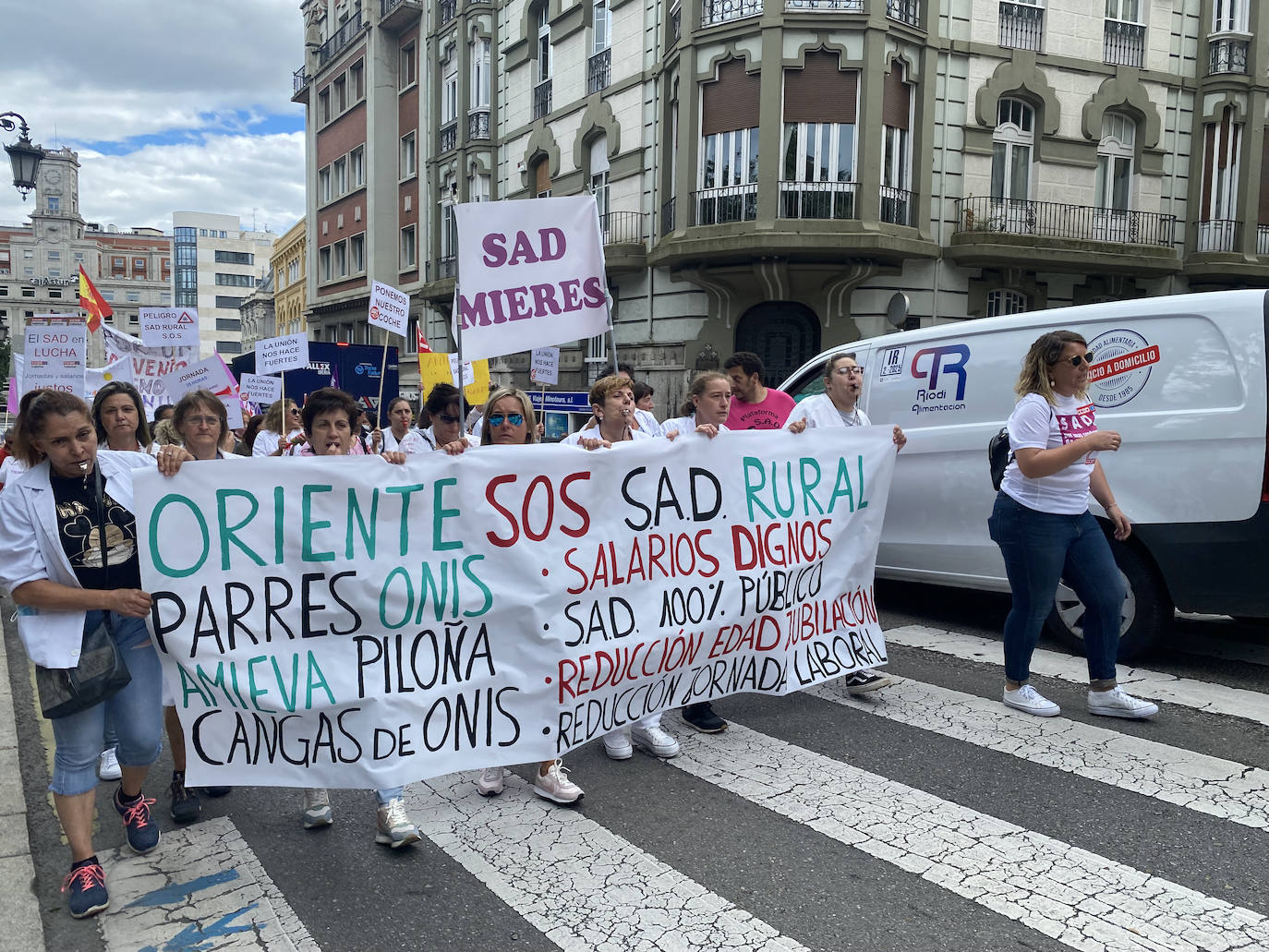 Fotos: La plantilla ayuda a domicilio toma las calles de Oviedo por un «convenio digno»