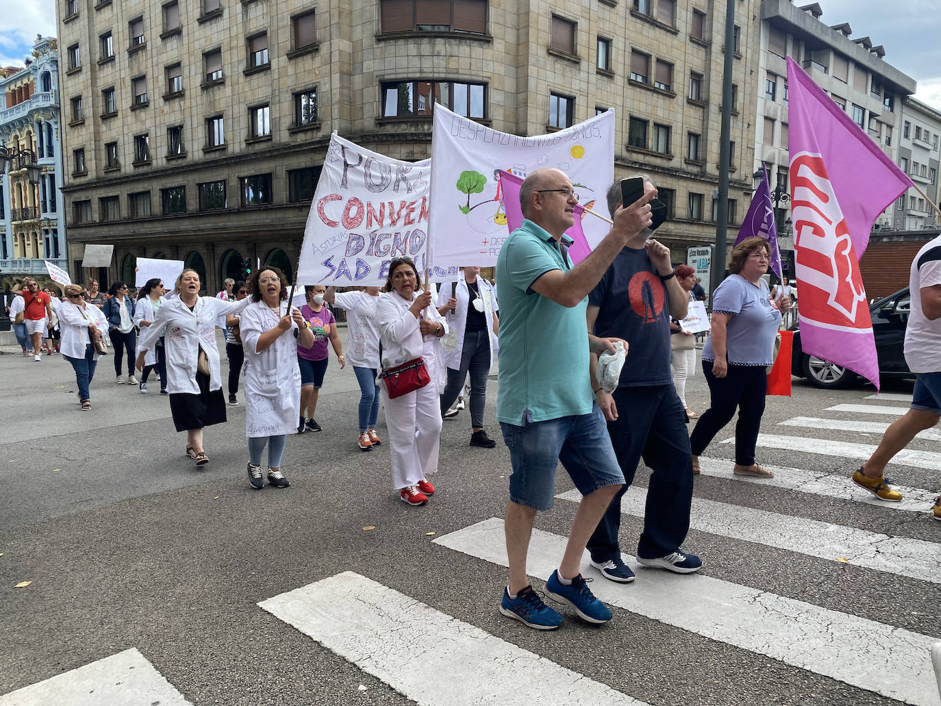 Fotos: La plantilla ayuda a domicilio toma las calles de Oviedo por un «convenio digno»