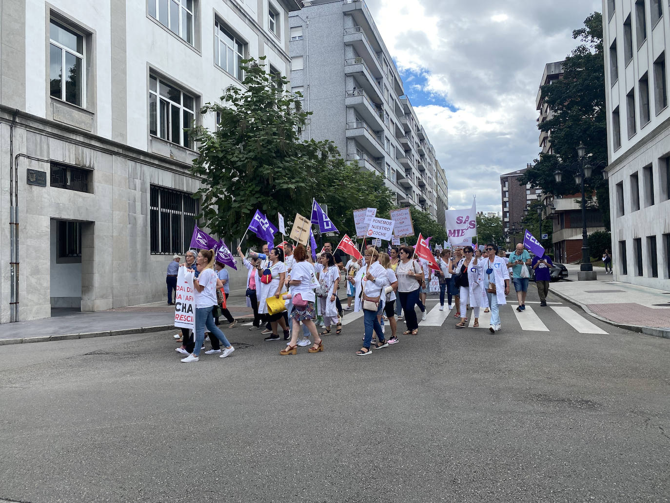 Fotos: La plantilla ayuda a domicilio toma las calles de Oviedo por un «convenio digno»